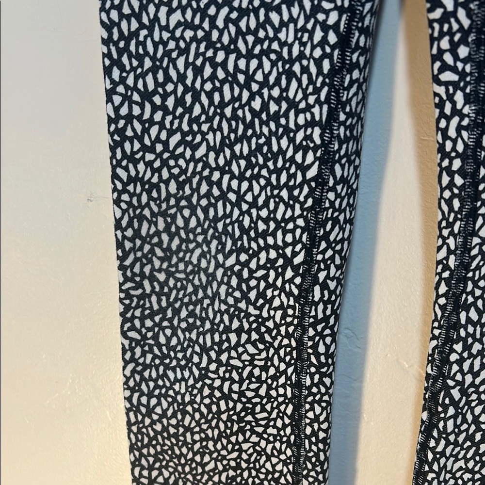 Lululemon Athletica Black & White Patterned Leggings - Picture 9 of 13